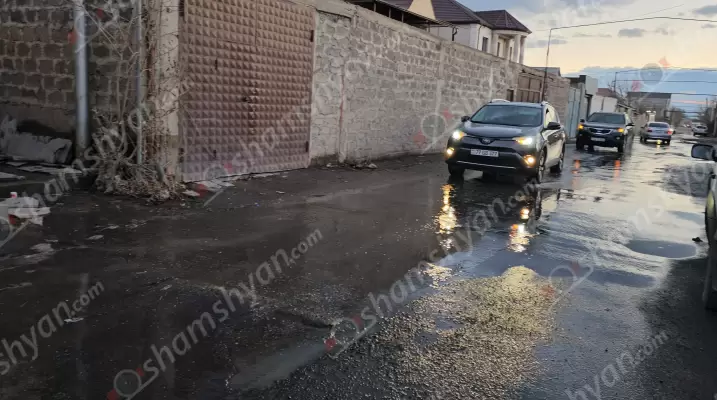 Շերամի փողոցում կեղտաջրերը շարունակում են գարշահոտություն տարածել, մարդաբոյ փոսերն էլ շարունակում են ավտոմեքենաներ ջարդել