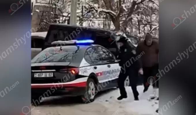 Երևանում «Mercedes G»-ն մերկասառույց ճանապարհին բախվում է մեկ այլ վթար ձևակերպող պարեկի ծառայողական ավտոմեքենային