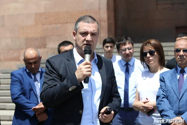 Ուրիխանյանը վստահեցնում է՝  կրթությանը, առողջապահությանը, գյուղատնտեսությանը և այլ ոլորտների վերաբերող խնդիրների արագ լուծվող տարբերակներ ունի