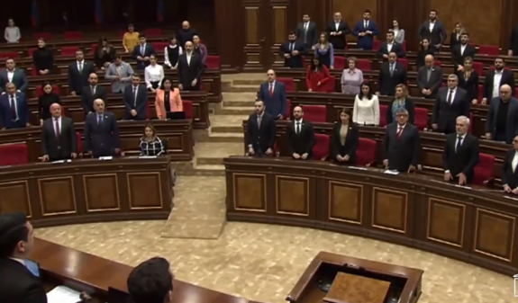 Армянские депутаты почтили минутой молчания память жертв катастрофического спитакского землетрясения