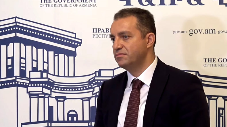 Ես գիտեմ, թե ինչ կանեմ, եթե լինի պատերազմ. ես կգնամ պատերազմելու, իսկ դուք կգնա՞ք. Քերոբյանը՝ լրագրողին
