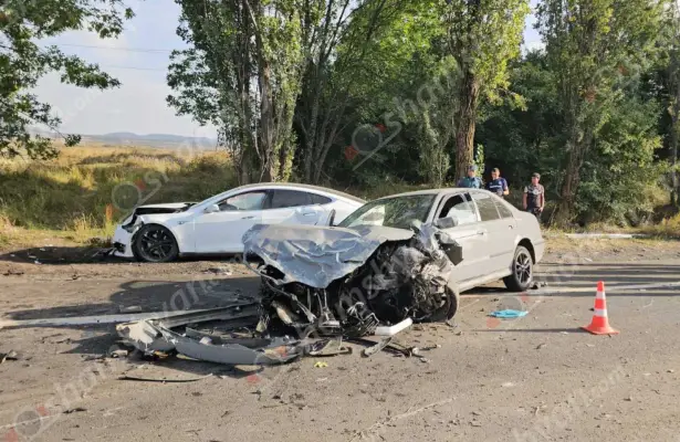 Խոշոր ավտովթար Կոտայքի մարզում․ միմյանց բախվել են 4 ավտոմեքենաներ, որոնցից մի քանիսը բախվել են երկաթե արգելապատնեշներին ու ճանապարհային նշաններին․ կան վիրավորներ
