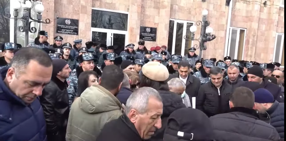 Ոստիկանները Վարդենիսում արգելեցին ավագանու անդամների մուտքը համայնքապետարան․ փաստաբանն էլ պնդում է՝ ավագանին այսօր կարող է մուտք գործել շենք