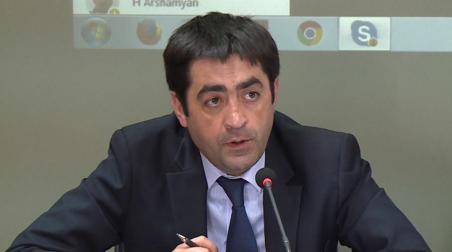 Արսեն Խառատյանին պահում են Թբիլիսիի օդանավակայանում