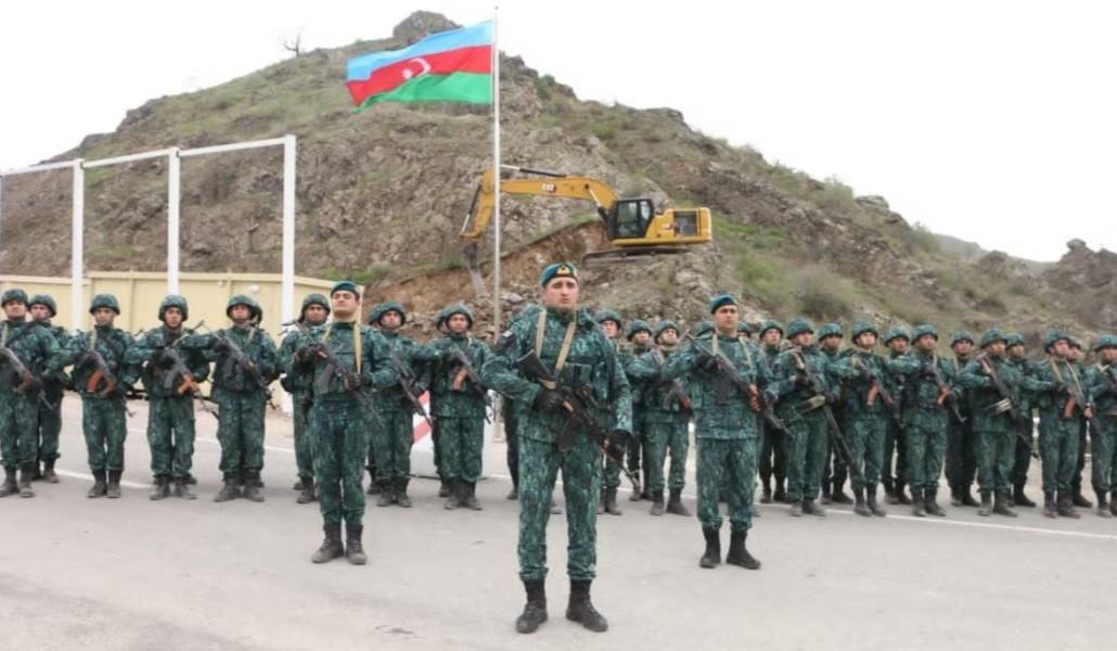 Ադրբեջանը հանդիսավոր արարողությամբ, զինված զորքով դրոշ է բարձրացրել Հակարիի կամրջի վրա