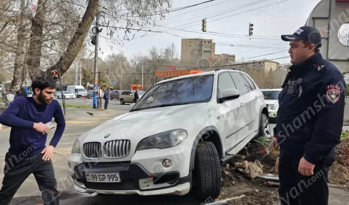 Երևանում բախվել են Mitsubishi-ն և BMW X5-ը, վերջինն էլ բախվել է ծաղկամաններին և հայտնվել հետիոտնի համար նախատեսված մայթին․ կա վիրավոր