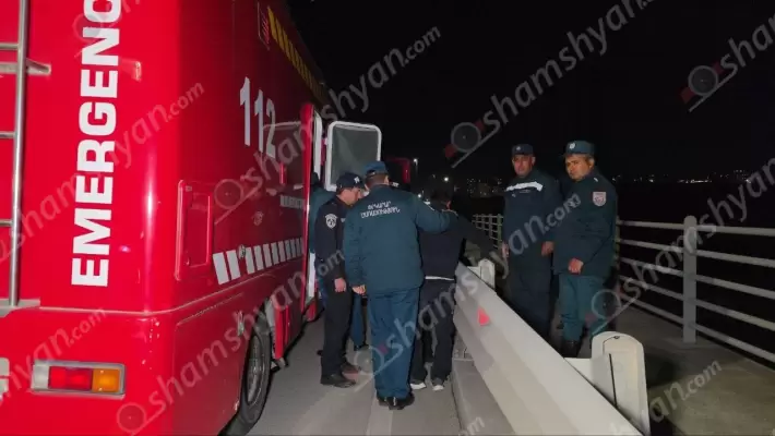 Երևանում երիտասարդ տղան անցել էր կամրջի վտանգավոր եզրագիծը. նրան փրկել են