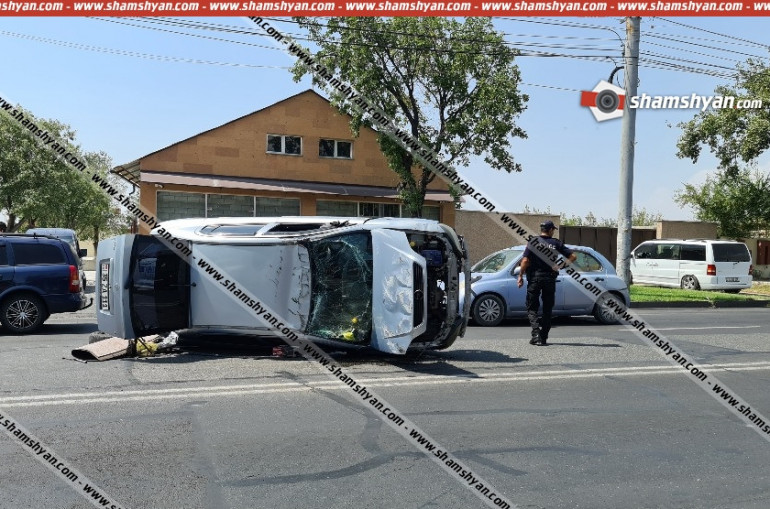 Երևանում բախվել են Mitsubishi-ն ու Opel-ը․ Opel-ը գլխիվայր շրջվել է