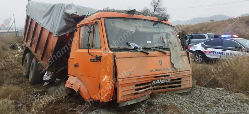 Երասխի «կալցևոյում» խճաքարով բարձված «ԿամԱԶ»-ը բախվել է բազալտե եզրաքարին, էլեկտրասյանը և հայտնվել դաշտամիջյան հատվածում