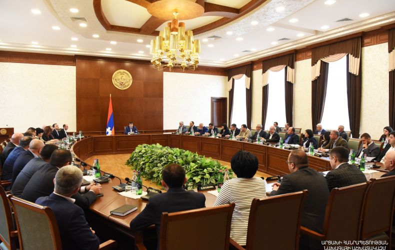 Արցախի կարգավիճակի վերաբերյալ այս փուլում որևէ փաստաթուղթ չի քննարկվում. Նախագահ Հարությունյանը կառավարության ընդլայնված նիստ է հրավիրել