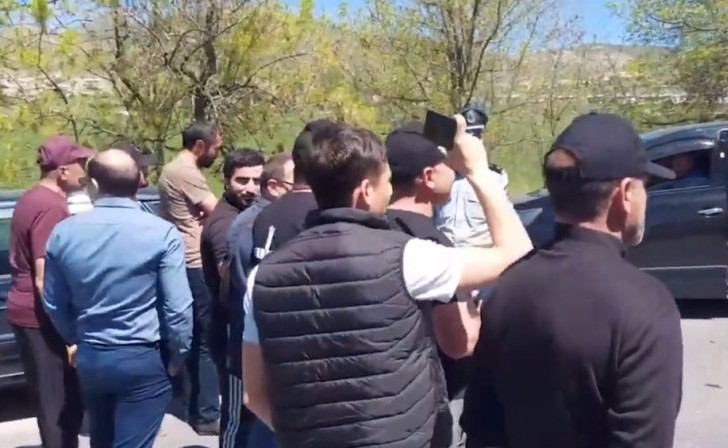 Քաղաքացիները փակել են Երևան-Սևան ճանապարհը. Ոստիկանները սկսեցին ուժով հեռացնել նրանց ճանապարհից