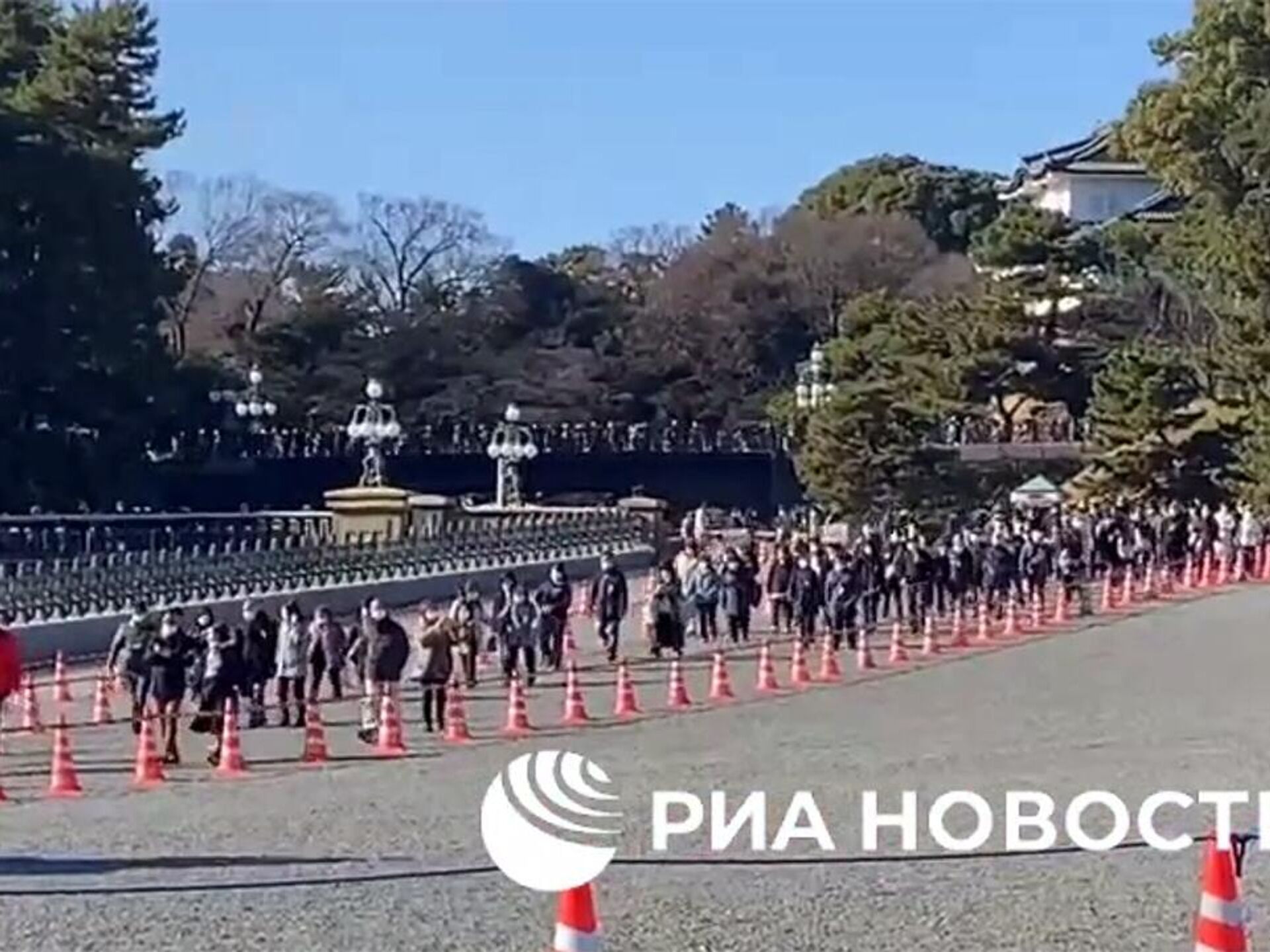 Ճապոնացիները երեք տարի հետո առաջին անգամ եկել են պալատի մոտ՝ շնորհավորելու  կայսրի Նոր տարին