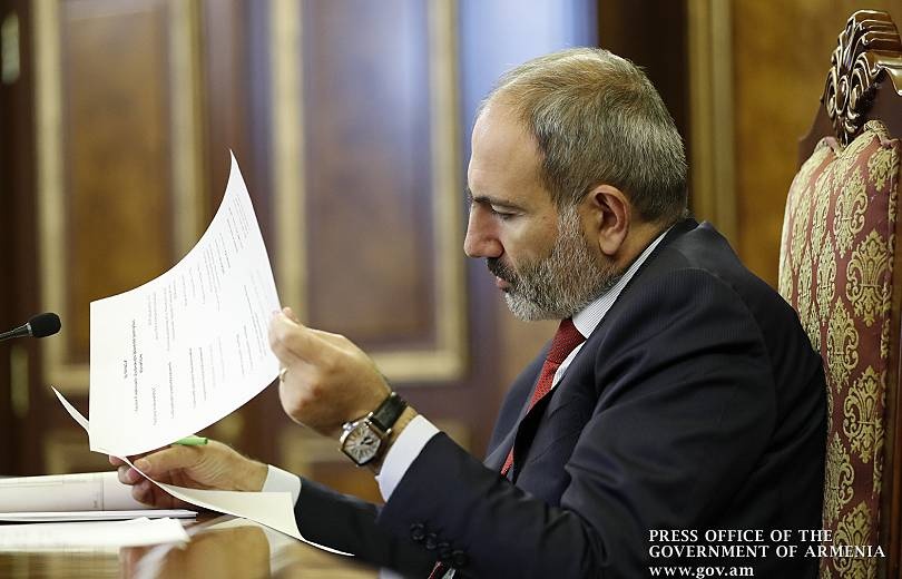 Փաշինյանը Արագածոտնի մարզպետին արձակուրդ է ուղարկում