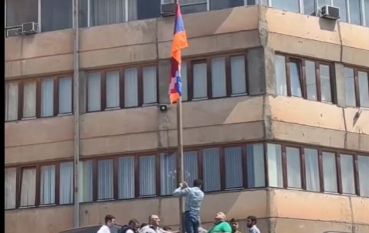 Բժշկական համալսարանի մի խումբ ուսանողներ բուհի տարածքում բարձրացրել են Արցախի դրոշն ու անժամկետ դասադուլ հայտարարել (տեսանյութ)