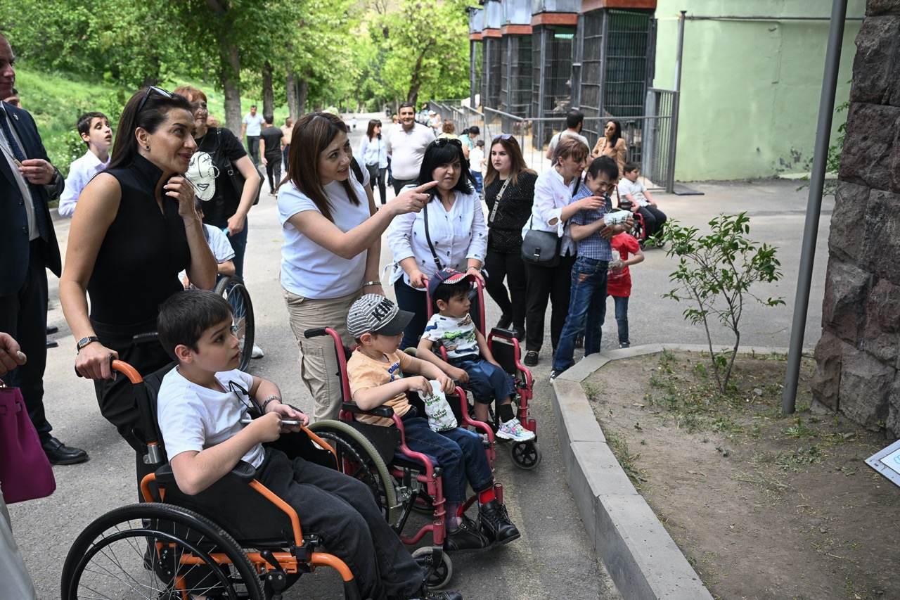 Աննա Հակոբյանի նախաձեռնությամբ Գյումրիի «Երեխաների տուն» մանկատան սաներն այցելել են Կենդանաբանական այգի
