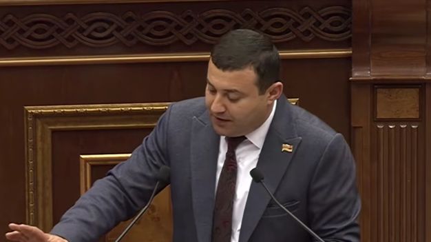 «Շան տղա է ընտրակաշառք բաժանողը». ԱԺ նիստերի դահլիճում մթնոլորտը լարվեց