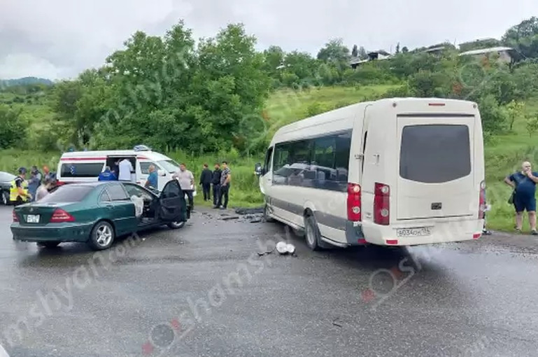 Տավուշում բախվել են Mercedes-ն ու Volkswagen միկրոավտոբուսը, կա 8 վիրավոր