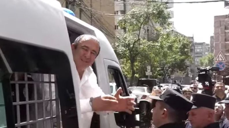 Ընդամենը տեղեկացրել են՝ լրացուցիչ հարցաքննություն պետք է տեղի ունենա. Գագիկ Ծառուկյանին բերեցին ՊԵԿ քննչական վարչություն
