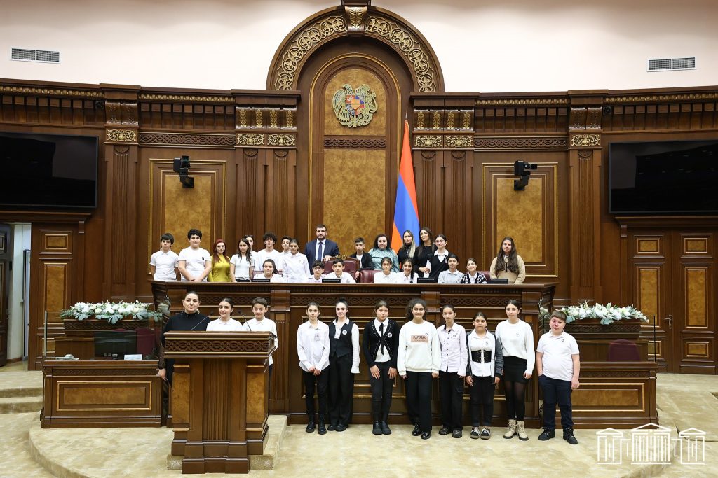 «Բաց դաս» ծրագրի շրջանակում ճանաչողական այցով խորհրդարան են այցելել Երևանի և ՀՀ տարբեր մարզերի ուսումնական հաստատությունների ներկայացուցիչներ