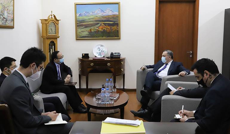 ԱԳ նախարարի տեղակալ Ավետ Ադոնցը հանդիպել է ՀՀ-ում ՉԺՀ դեսպանի հետ