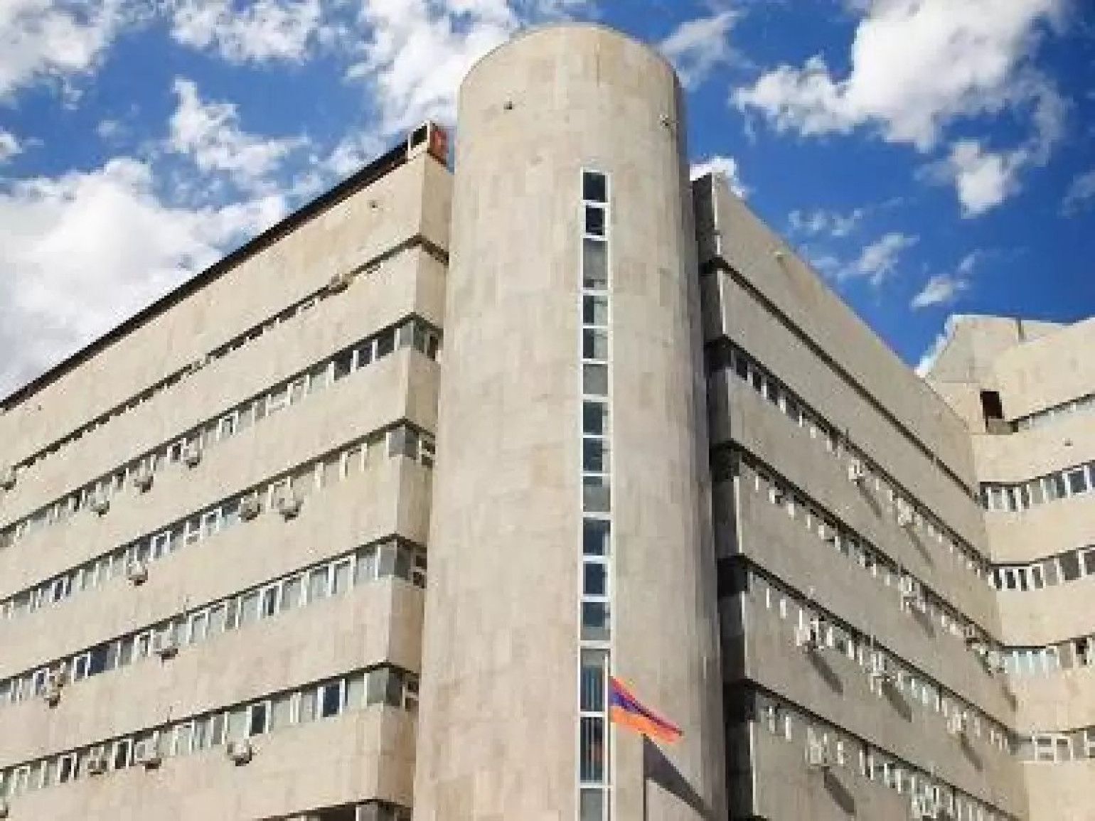 Էկոնոմիկայի նախարարության մասնավոր պահնորդական ընկերության աշխատակիցը իր զենքից պատահական կրակոց է արձակել․ ՆԳՆ