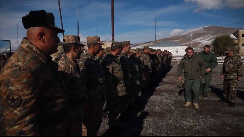 Երկրորդ զորամիավորման զինծառայողներին է հանդիպել Դավիթ Տոնոյանը․ ՊՆ խոսնակը տեսանյութ է հրապարակել 