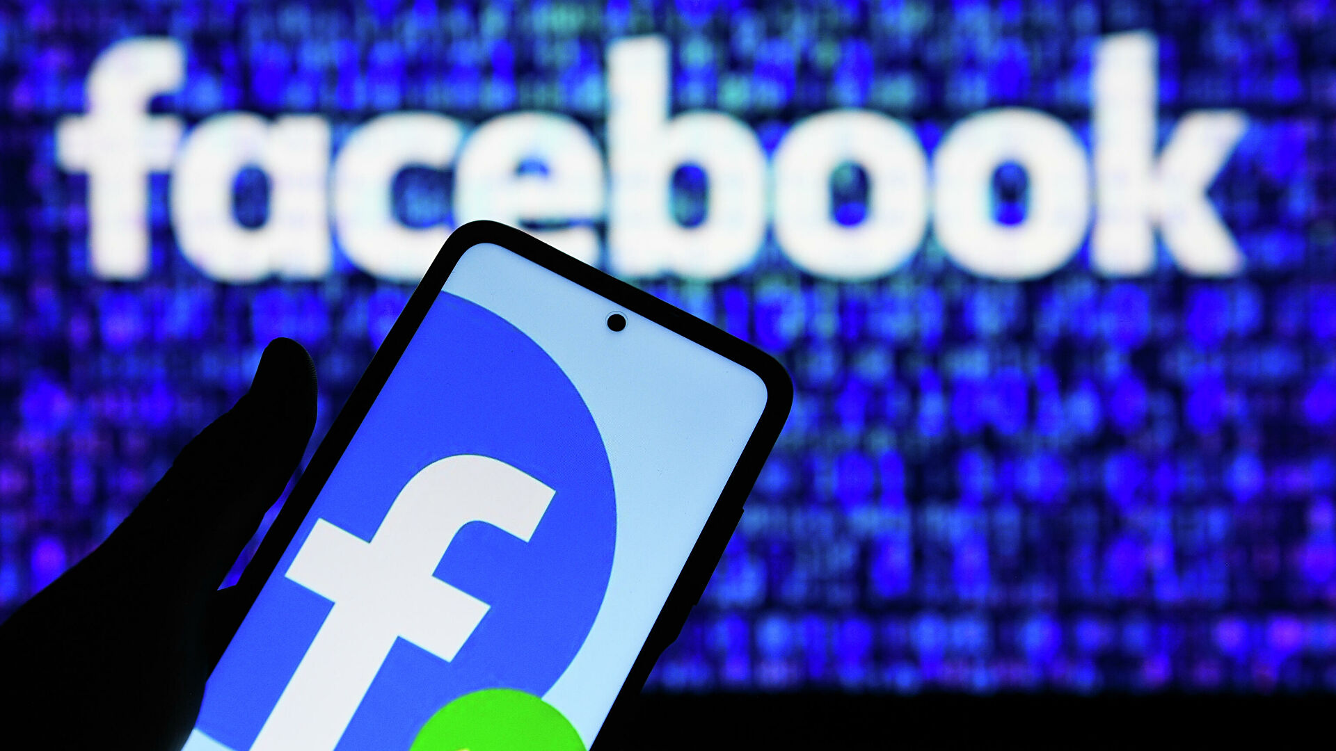 Facebook собирается изменить название компании