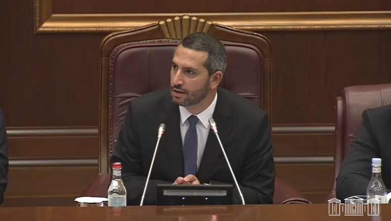 Մարդուն իր ավազանի կամ իր հոգևորական անունով դիմելը վիրավորանքի կամ բարեկրթության հարց չէ, դա քաղաքական, գուցե նույնիսկ եկեղեցական դիրքորոշման հարց է. Ռուբինյան