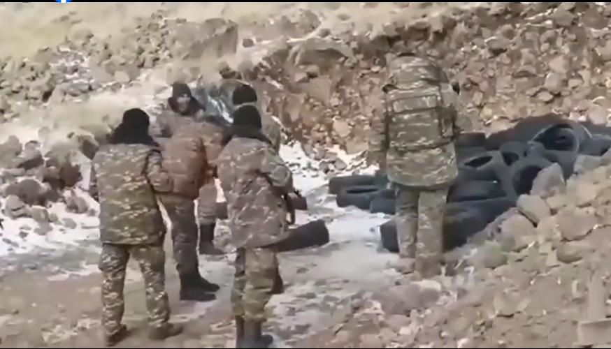 Համացանցում հայտնեվել են երկու ադրբեջանցիների Ջերմուկի հատվածում գերեվարելու կադրերը (տեսանյութ) 