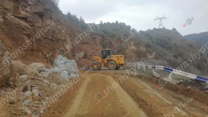 Ջերմուկի ճանապարհից հեռացվել են ապառաժ քարերն ու հողաշերտը․ երթևեկությունը մասամբ բացվել է