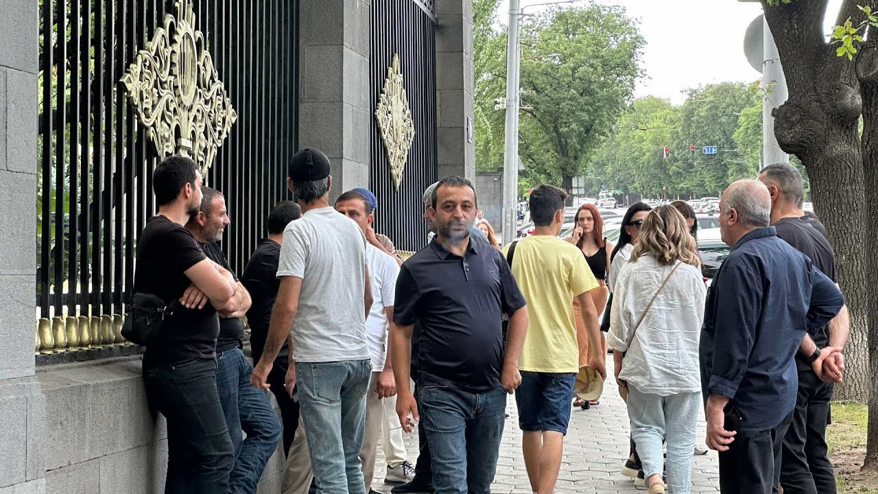  Բողոքի ակցիա՝ ԱԺ դիմաց. Փաշինյանի հրաժարականն են պահանջում․ ուղիղ