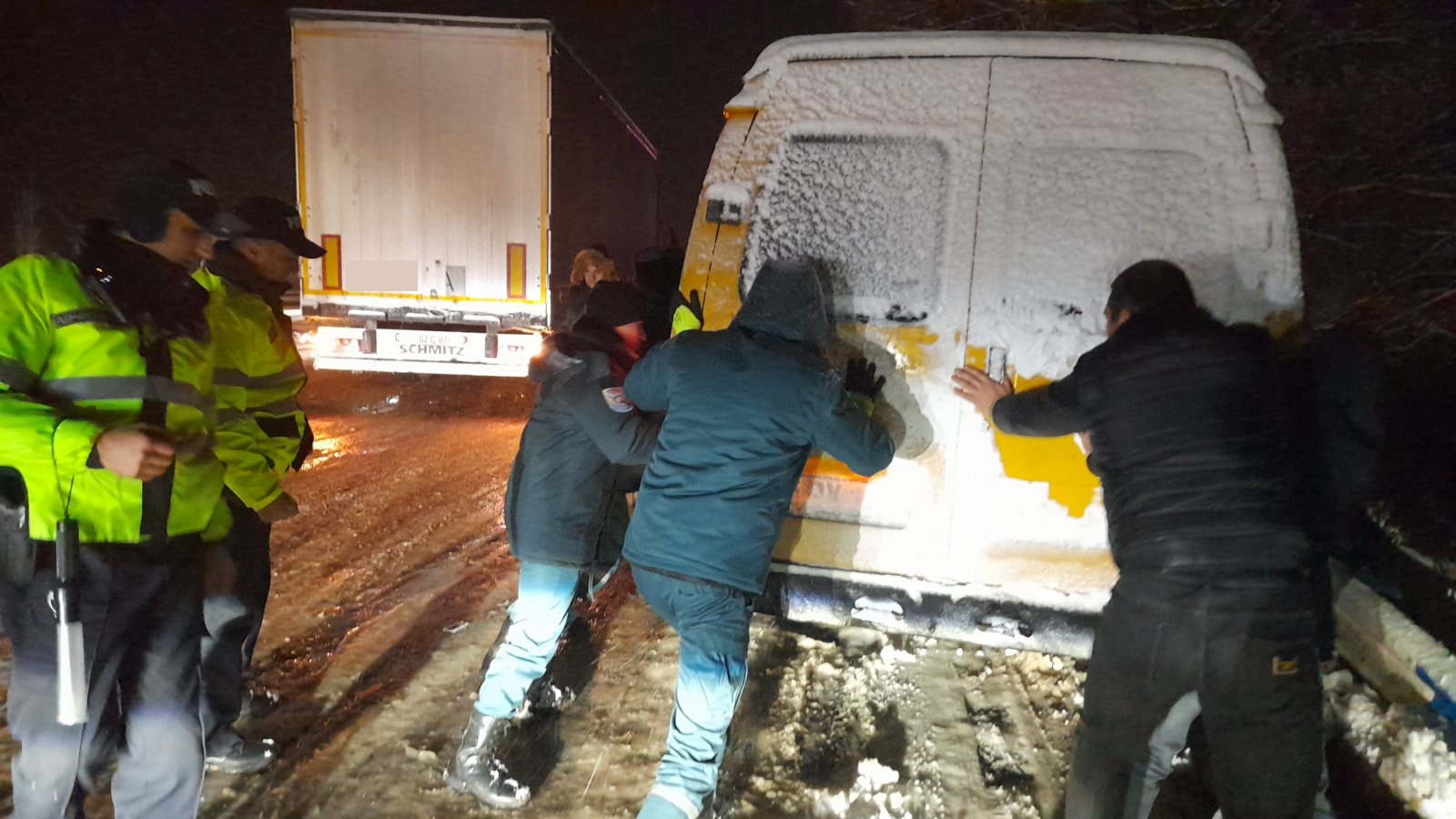 Երևան-Սևան ավտոճանապարհին ավտոմեքենաներն արգելափակվել են ձնակույտում