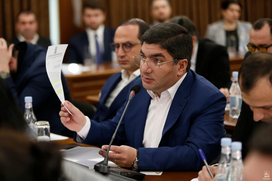 Եթե ՔՊ նիստերին հետևեմ, ուրեմն այսօր Աջափնյակի մետրոյով եմ եկել, մեկ–մեկ էլ ճոպանուղիով բարձրանում եմ Մարաշ. Մանուկյան