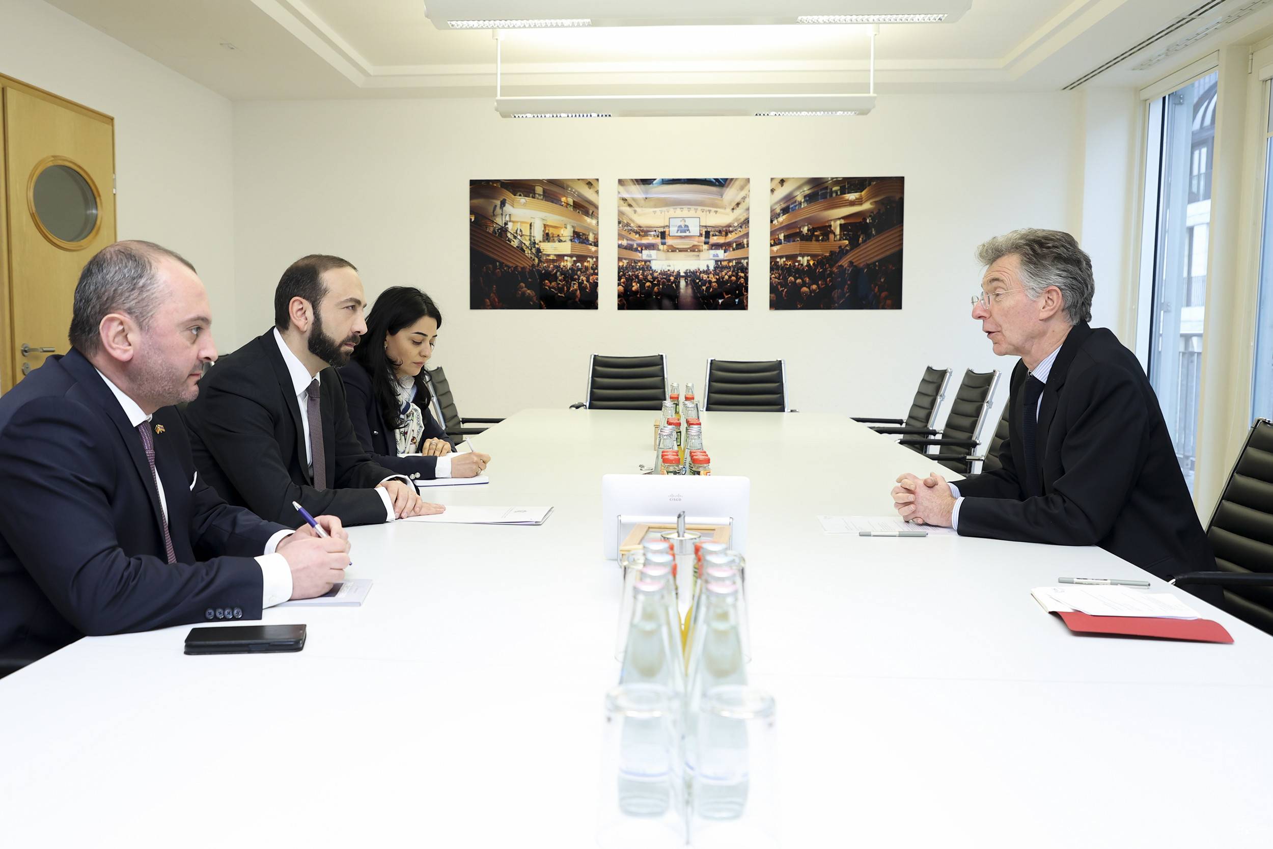 Мирзоян встретился с председателем Мюнхенской конференции по безопасности Кристофом Хойсгеном
