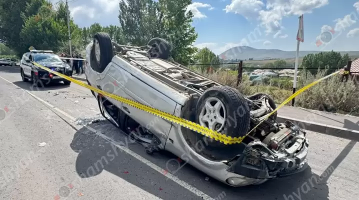 Գեղհովիտ բնակավայրում 16-ամյա վարորդը «Mercedes»-ով բախվել է ապառաժ քարերին և գլխիվայր հայտնվել երթևեկելի գոտում․ կան վիրավորներ