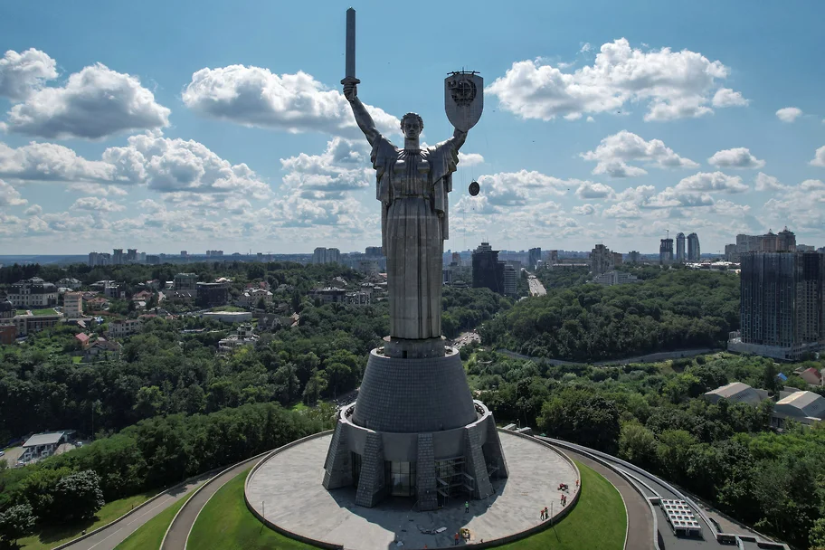 Կիևում «Ծննդավայր-մայր» հուշարձանից հանվել է ԽՍՀՄ զինանշանը