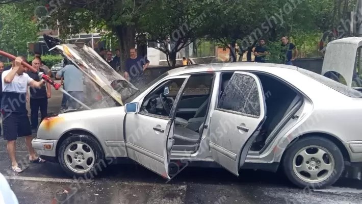 Աբովյանում հրդեհ է բռնկվել «Mercedes»-ում․ կրակի տարածման դեմ պայքարել են քաղաքացիները