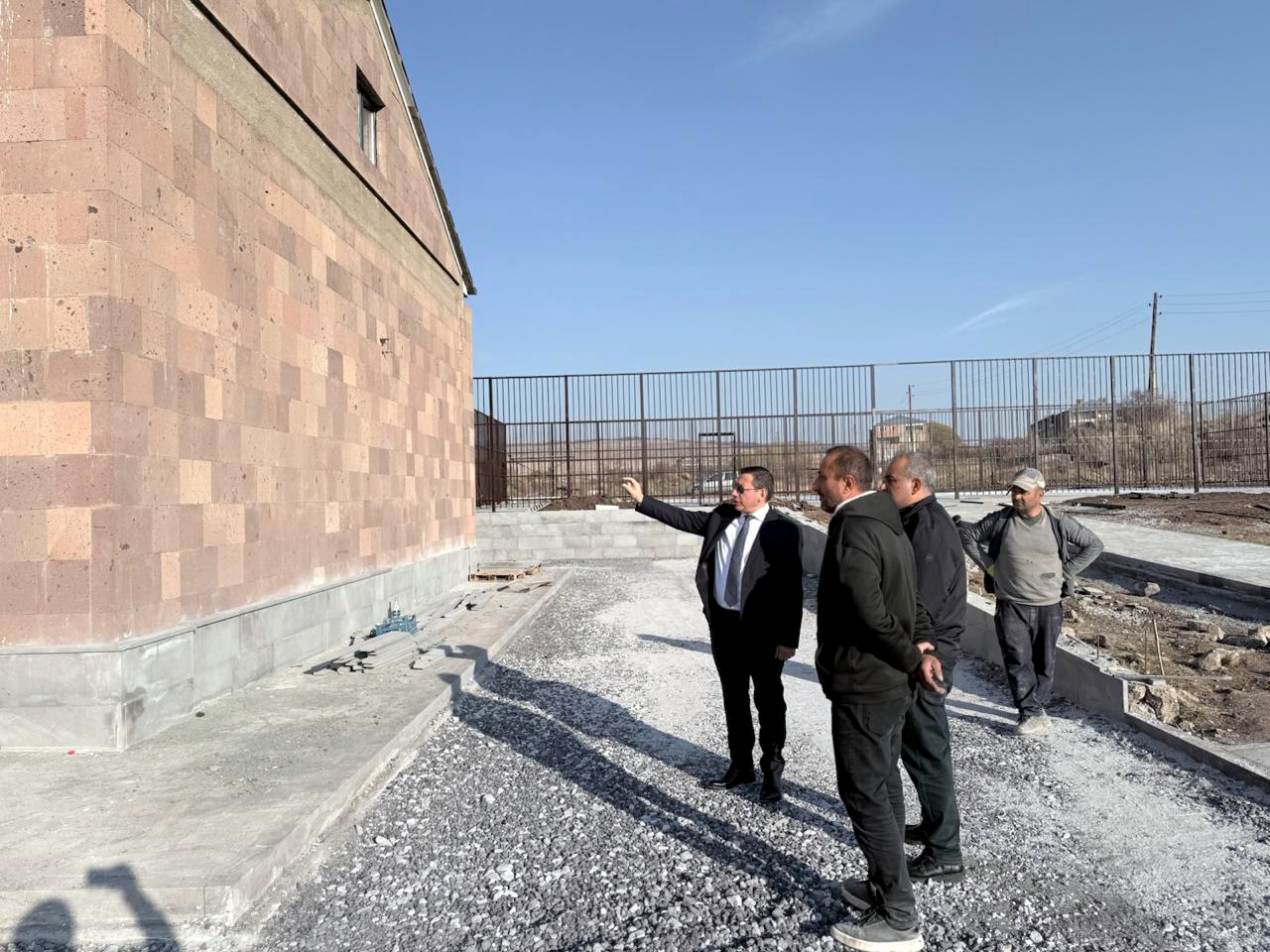 Քաղաքաշինության կոմիտեի նախագահը չնախատեսված այց է կատարել Երնջատափի դպրոցի շինարարական հրապարակ