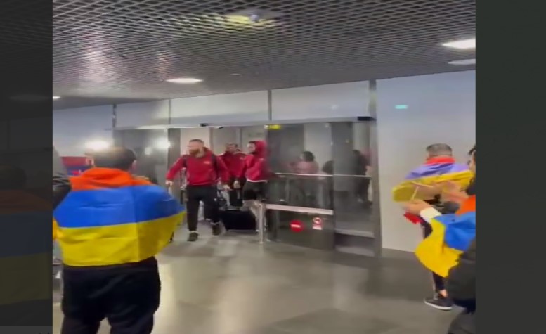 Հայ երկրպագուները Ռիգայում եռագույններով դիմավորել են Հայաստանի հավաքականին (տեսանյութ)