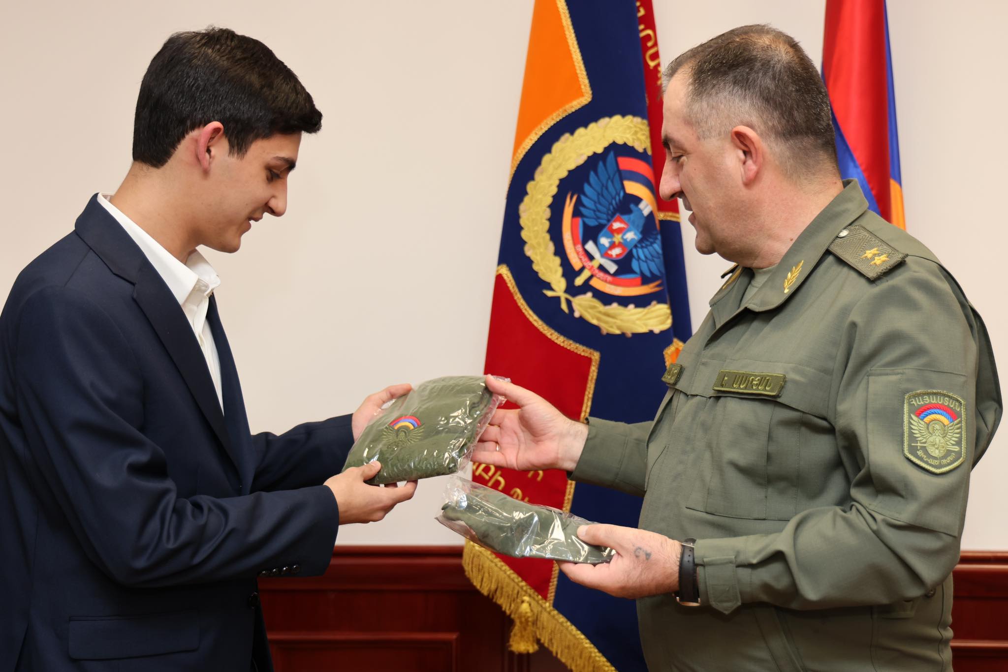 10-րդ դասարանի աշակերտ Արման Դալլաքյանին նամակով դիմել է Էդվարդ Ասրյանին և հանդիպել նրա հետ