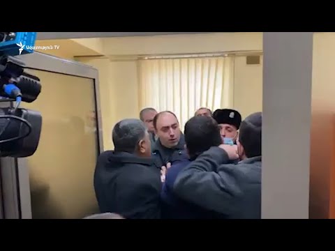 Միջադեպ Երևանի ավագանու ԲՀԿ խմբակցության անդամների և քաղաքապետարանի աշխատակցի միջև (տեսանյութ)