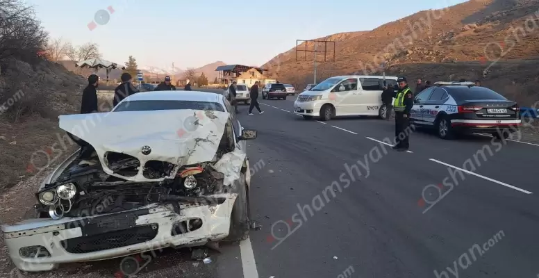 Աղավնաձորի խաչմերուկում բախվել են «Toyota Alphard»-ը և «BMW»-ն․ 3 վիրավորներից մեկն անչափահաս է