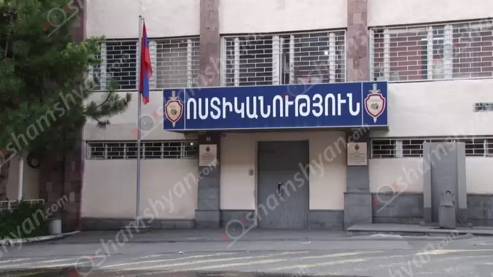 Խուլիգանություն կատարելու և սառը զենք կրելու կասկածանքով ձերբակալվել են «Toyota Land Cruiser» մակնիշի «գոլդ» համարանիշի և 2 «Lexus»-ով շրջող մի խումբ անձինք