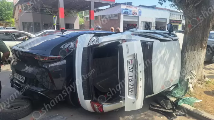 Կոտայքի մարզում «Volkswagen ID. UNYX»-ը բախվել է կայանված «Lada Priora»-ին և «Mercedes»-ին. վերջինն առաջ է ընթացել և բախվել «Renault»-ին. «Lada Priora»-ն կողաշրջվել է