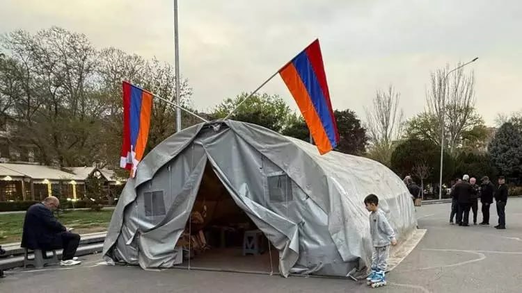 Ազատության հրապարակում տեղադրված վրանը կհանեն. արցախցիներն ընդունել են Շահրամանյանի առաջարկը և կտեղակայվեն Արցախի ներկայացուցչությունում