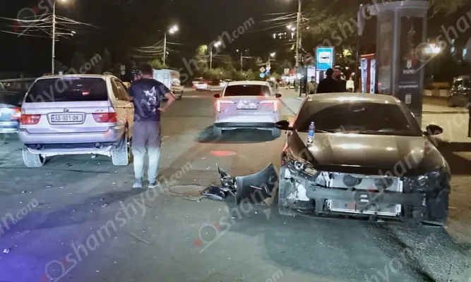 Ավտովթար Երևանում․ «Վերնիսաժ»-ի մոտ բախվել են «Kia Forte»-ն և «BMW X5»-ը