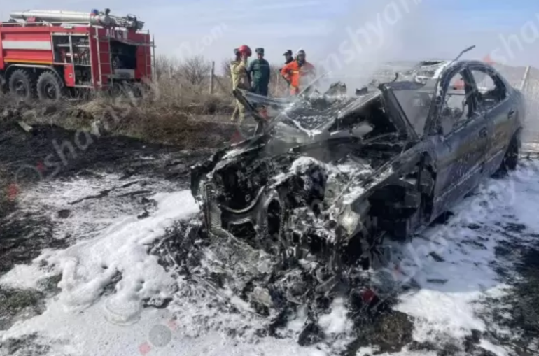 Արարատում չոր խոտը այրելու հետևանքով կրակը հասել է Mercedes-ին. մեքենան վերածվել է մոխրակույտի