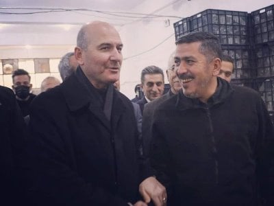 Հրապարակվել է լուսանկար, որտեղ կողք կողքի կանգնած են Թուրքիայի ՆԳ նախարարն ու Սիրիայում ահաբեկիչներ մատակարարող ռազմականացված միավորի հրամանատարը