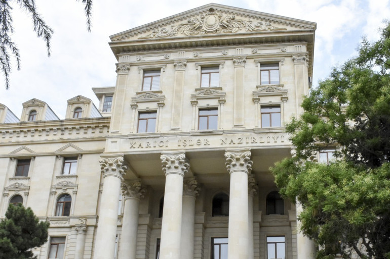 Ադրբեջանը վճռականորեն դատապարտում է անհայտ անձանց կողմից ՌԴ-ում մեր դեսպանության հյուրատան առջև մեր երկրի դեմ ուղղված uադրիչ բնույթի պատկերների տեղադրումը. Ադրբեջանի ԱԳՆ