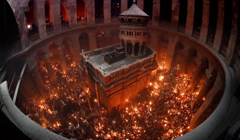 Երուսաղեմի Սուրբ Հարության տաճարում վառվել է Սրբազան կրակը (լուսանկարներ)